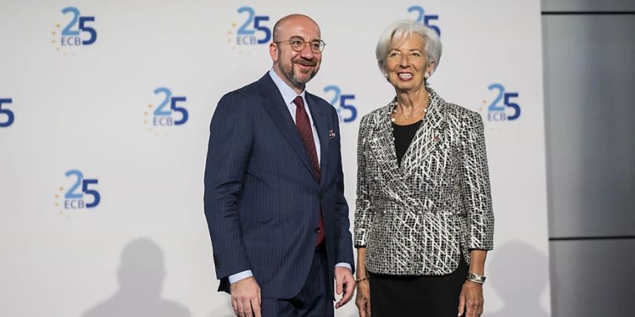In Festlaune: EZB-Präsidentin Christine Lagarde begrüsst EU-Ratspräsident Charles Michel anlässlich des 25-jährigen Bestehens der Europäischen Zentralbank (EZB).