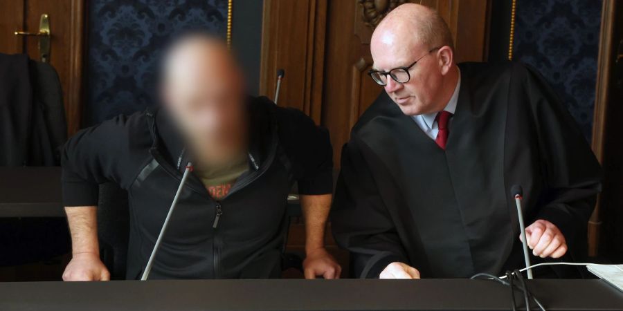 Der Angeklagte (l) sitzt im Totschlagprozess neben seinem Anwalt Andreas Roter.