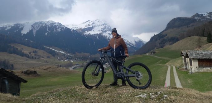 Mit dem E-Bike bei der Burg in Splügen. E-Biketest