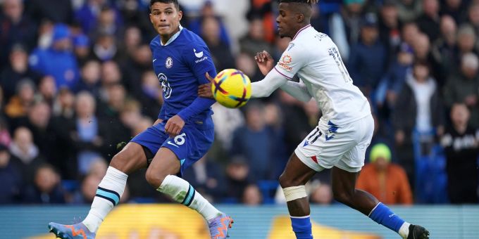 Chelsea-Profi Thiago Silva (l) kritisiert die Transferpolitik seines Clubs. Chelsea-Profi Thiago Silva (l) kritisiert die Transferpolitik seines Clubs.
