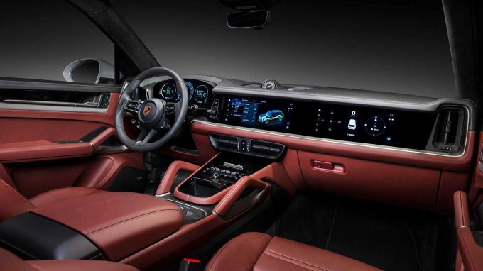 Am auffälligsten ist die Überarbeitung des Interieurs, der freistehende Glas-Tacho wurde vom Taycan übernommen, wie auch das Beifahrer-Display-Layout Porsche Cayenne Facelift