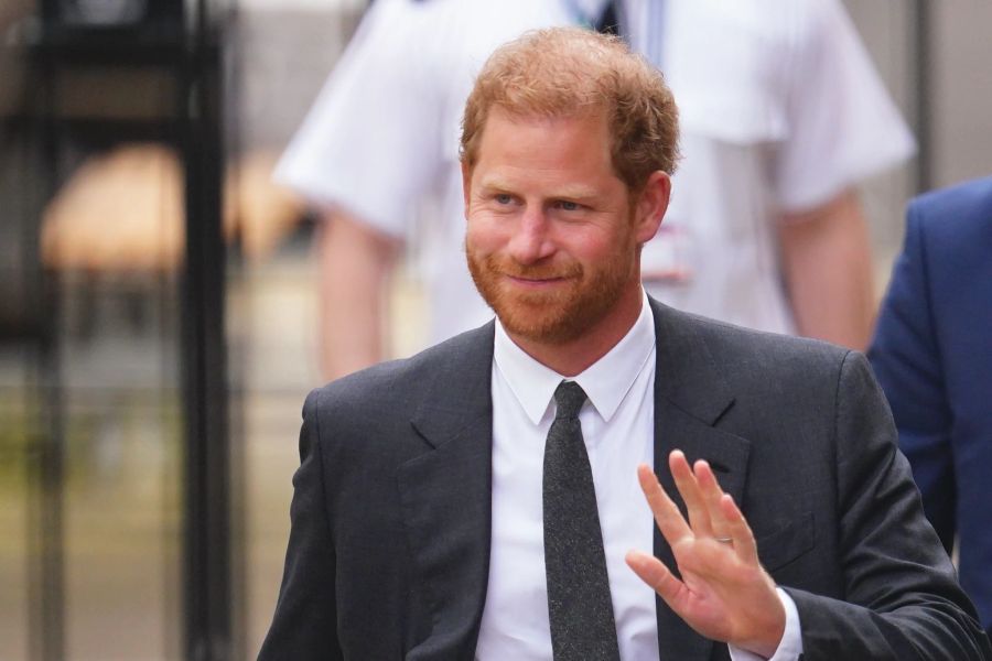 Prinz Harry (l), Herzog von Sussex, nimmt an der Krönungszeremonie seines Vaters teil.