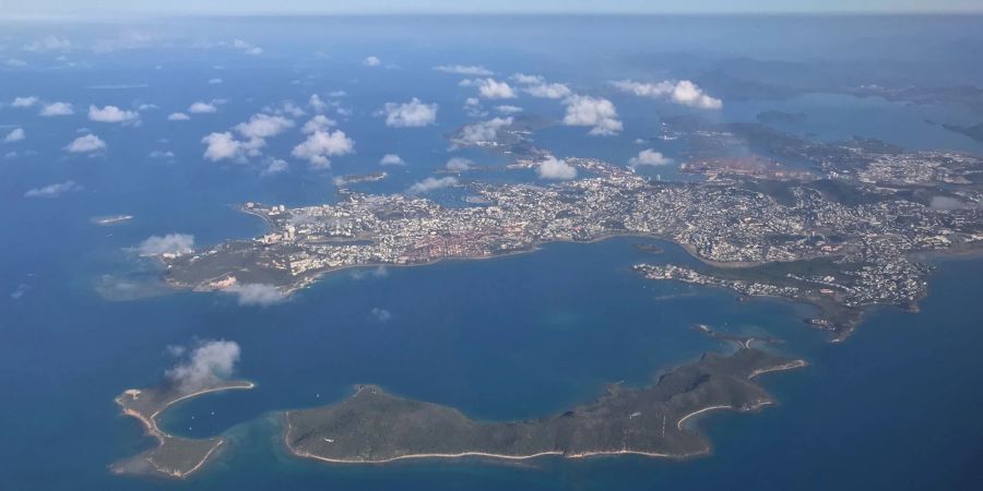 Blick auf die Hauptstadt Noumea der Inselgruppe Neukaledonien aus der Luft.