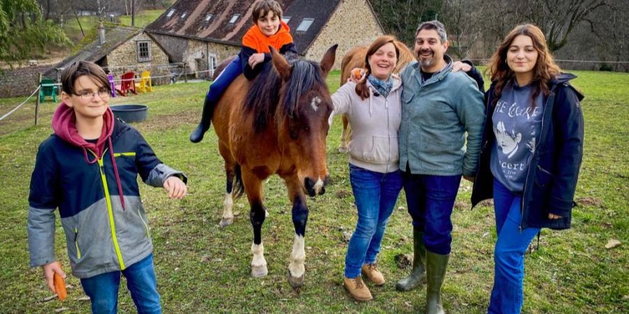 Familie Almeida hat ein riesiges Anwesen mit Pferden.