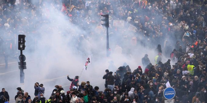 Demonstranten in Paris protestieren gegen die Rentenreform. Demonstranten in Paris protestieren gegen die Rentenreform.