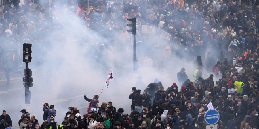 Demonstranten in Paris protestieren gegen die Rentenreform.