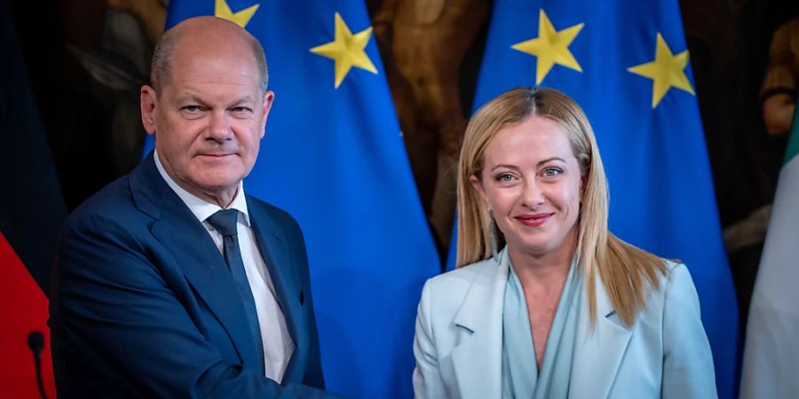 Bundeskanzler Olaf Scholz, nimmt mit Giorgia Meloni, Ministerpräsidentin von Italien, an einer Pressekonferenz teil. Foto: Michael Kappeler/dpa