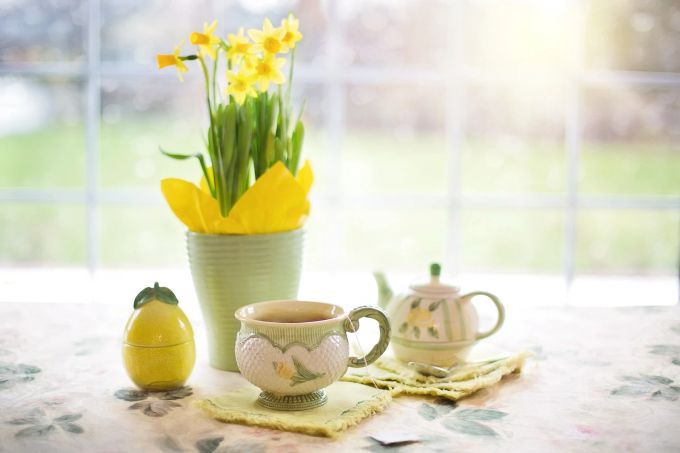 Narzissen sind an Ostern beliebte Blumen zur Dekoration. Narzissen Ostern