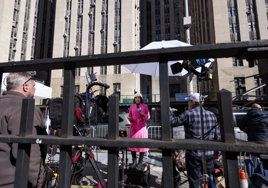 Eine Fernsehcrew vor dem Gerichtsgebäude, in dem Trumps Anklage verlesen wird.