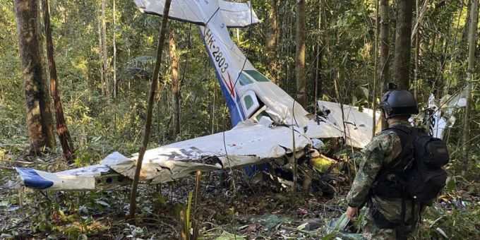 HANDOUT - Auf diesem von der Pressestelle der kolumbianischen Streitkräfte veröffentlichten Bild steht ein Soldat vor dem Wrack einer Cessna C206, die im Dschungel von Solano im kolumbianischen Bundesstaat Caqueta abgestürzt ist. Foto: -/Colombia's Armed Forces Press Office/dpa - ACHTUNG: Nur zur redaktionellen Verwendung und nur mit vollständiger Nennung des vorstehenden Credits Flugzeugabsturz Kolumbien