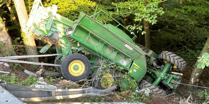 Schwer verletzt - Traktorfahrer (59) stürzt mit Traktor in Bachtobel