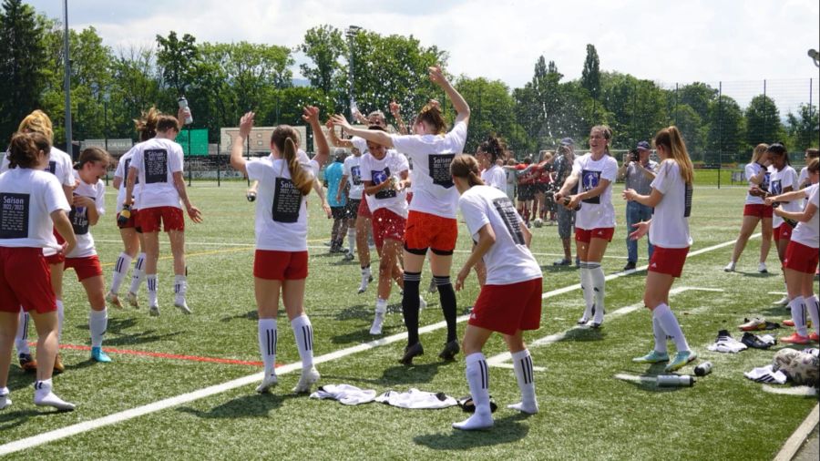 Die Freude nach dem Aufstieg ist bei allen Spielerinnen gross.