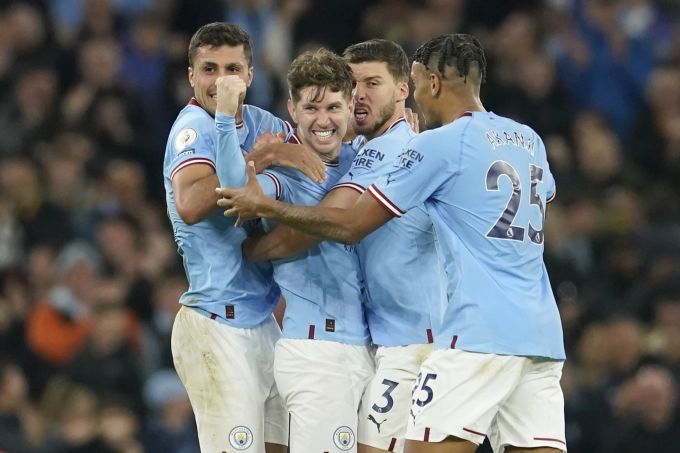 Manuel Akanji (r.) feiert das zwischenzeitliche 2:0 von Manchester City mit seinen Teamkollegen. Manchester City