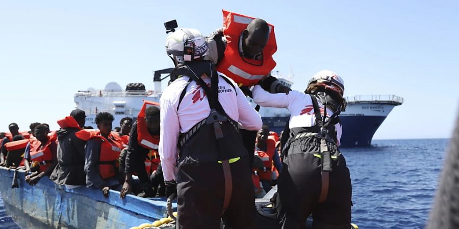 HANDOUT - Migranten werden in den internationalen Gewässern vor der libyschen Küste von der Besatzung des Rettungsschiffs Geo Barents gerettet. Foto: Skye McKee/Ärzte ohne Grenzen via AP/dpa