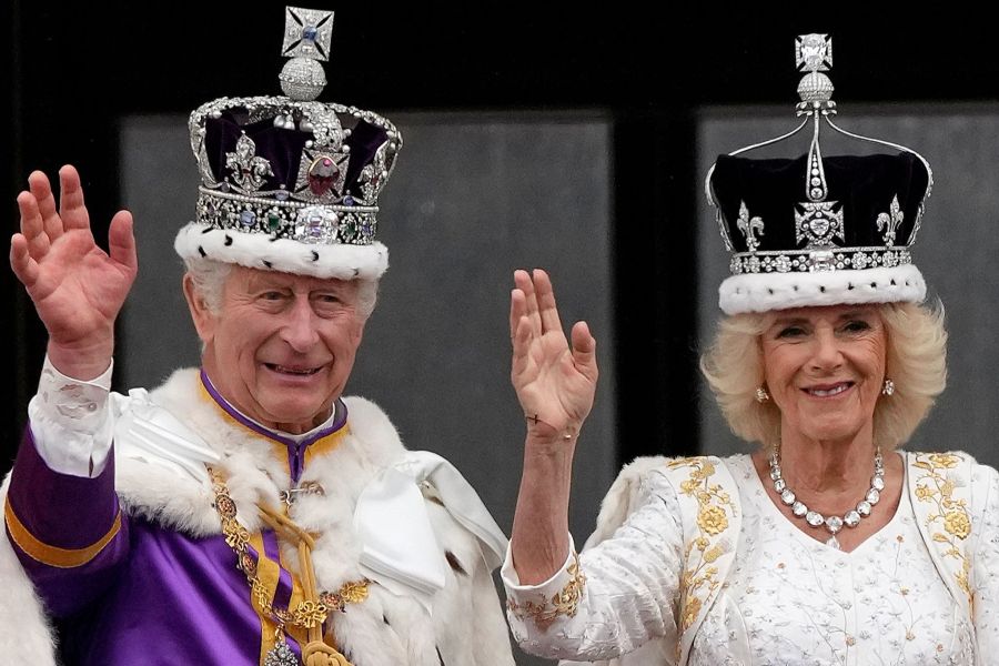 Nach der Krönungszeremonie: Charles und Camilla winken der Menge vom Balkon des Buckingham Palace zu. Augstein/AP/dpa
