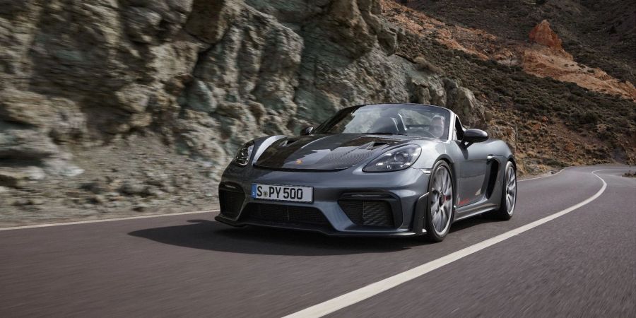 Markante Carbon-Front: 500 PS beschleunigen den Porsche 718 Sypder RS in 3,4 Sekunden auf Tempo 100.