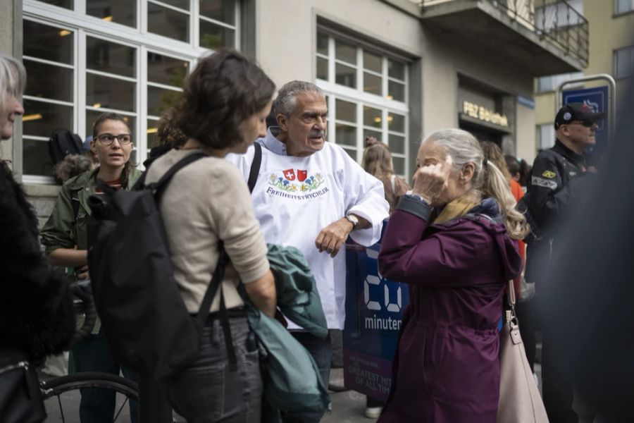 Menschen protestieren gegen die queere Vorlesestunde in Zürich.