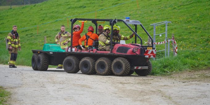 Mehrere Rettungsteams sind an der Unfallstelle im Einsatz. nau