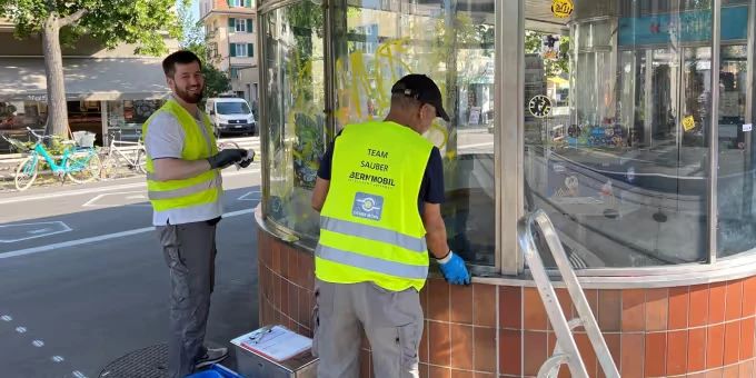 Die beiden Reinigungskräfte finden das Wegputzen der Graffitis nicht schlimm. breitenrainplatz