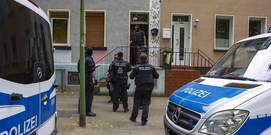 Kräfte der Bundespolizei sind in einem Haus im Stadtteil Steele im Einsatz. Bei dem Schlag gegen ein international tätiges Schleusernetzwerk hat die Bundespolizei einen Mann verhaftet. Foto: Justin Brosch/dpa