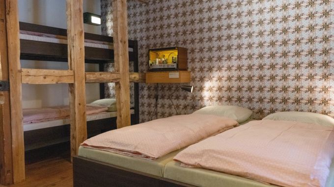 Zum Portfolio der Jugendherbergen gehören viele historische Häuser. Im Bilder ein Zimmer der Herberge im Schloss Burgdorf. Jugendherberge Burgdorf Zimmer