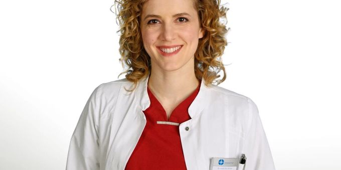 Juliane Fisch feiert ihr Comeback als Dr. Elly Winter. Juliane Fisch feiert ihr Comeback als Dr. Elly Winter.