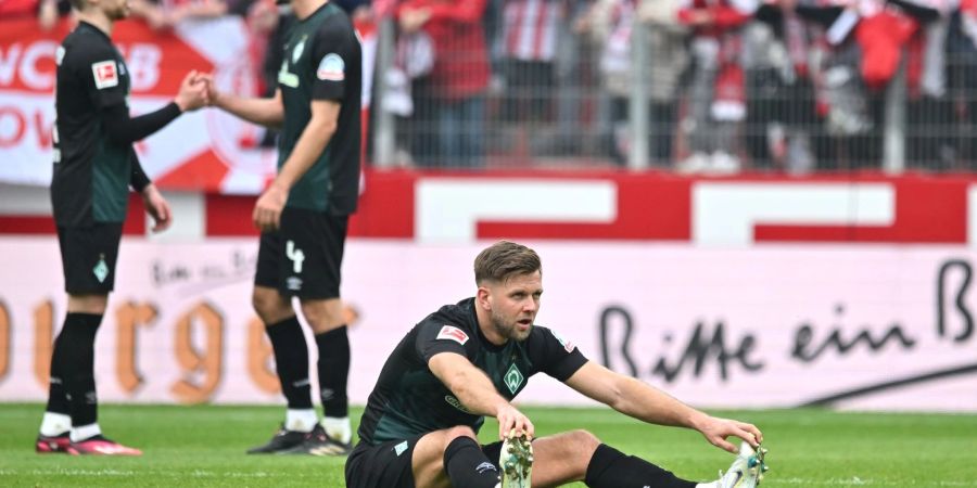 Bremens Niclas Füllkrug sitzt nach Spielende auf dem Platz. Der zuletzt an der Wade verletzte Angreifer kehrt voraussichtlich bis zum Wochenende zurück in die Mannschaft.