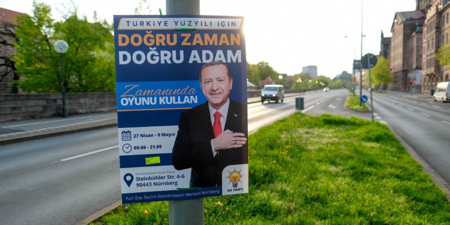 Plakate von Recep Tayyip Erdogan für die Präsidentenwahl in der Türkei am Frauentorgraben in Nürnberg.