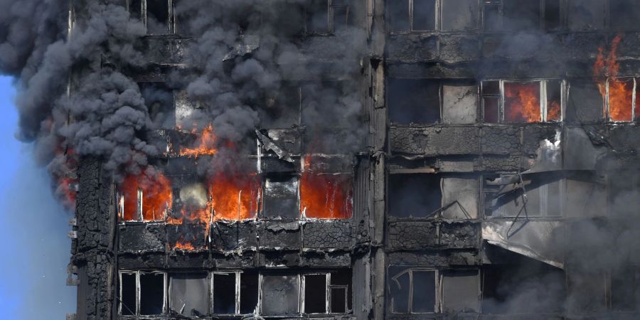 Der Grenfell Tower im Westen Londons steht in Flammen.