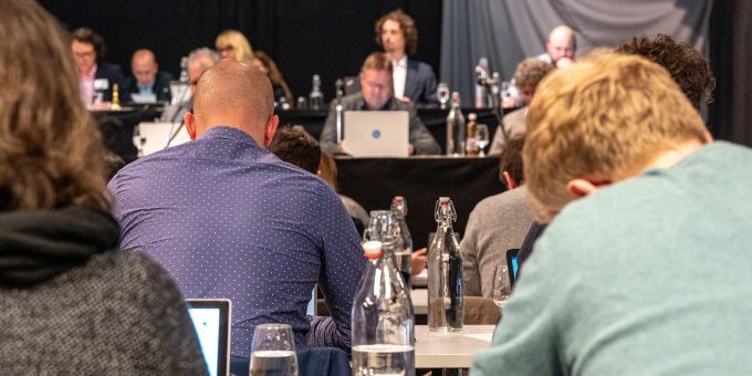 Das Gemeindeparlament tagt im Rossstall. Gemeindeparlament Köniz