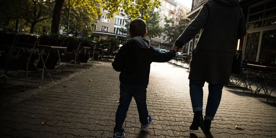 Wünscht sich das Kind getrennter Eltern, gleich viel Zeit mit Mama und Papa zu verbringen, kann das Wechselmodell sinnvoll sein - auch wenn die Eltern sich streiten.