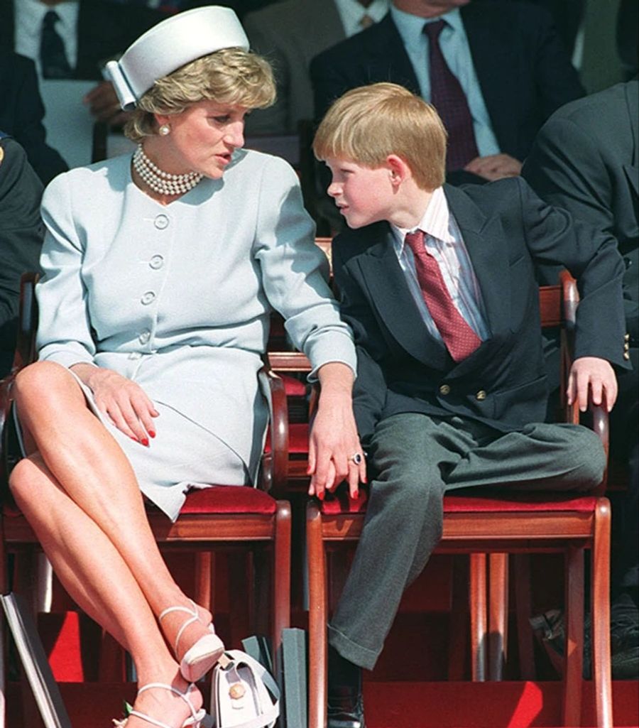 Ein Bild aus dem Jahr 1995 von Prinz Harry und seiner Mutter Prinzessin Diana.