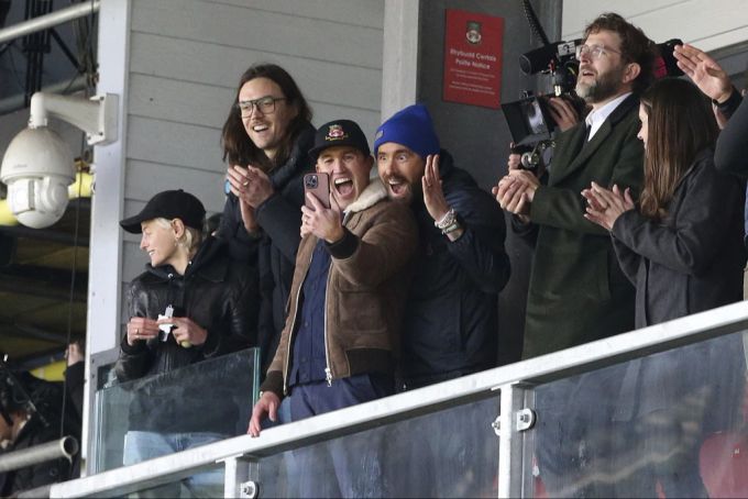 Rob McElhenney (3. von links) und Ryan Reynolds (3. von rechts) freuen sich über den Sieg ihres Teams. wrexham