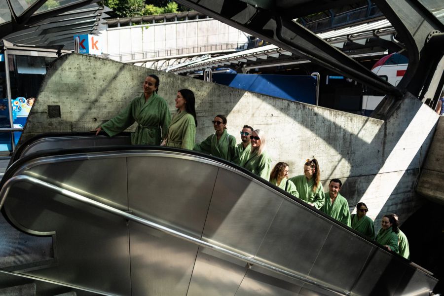 Auch am Bahnhof Stadelhofen konnten die Menschen im Bademantel gesichtet werden.