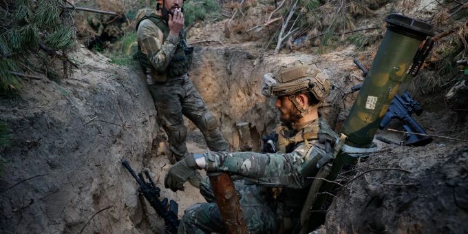 Ukrainische Soldaten ruhen sich in einem Graben an der Frontlinie nahe Kreminna aus. Kreminna