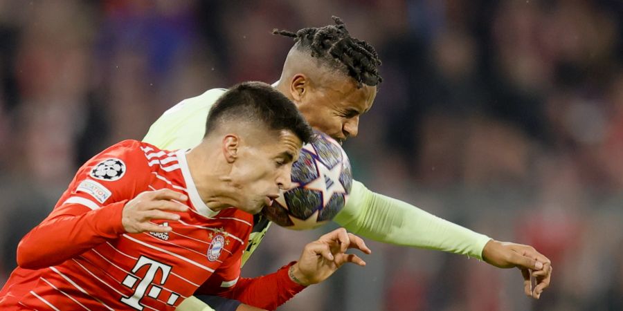 Manuel Akanji von Manchester City im Duell mit João Cancelo vom FC Bayern.