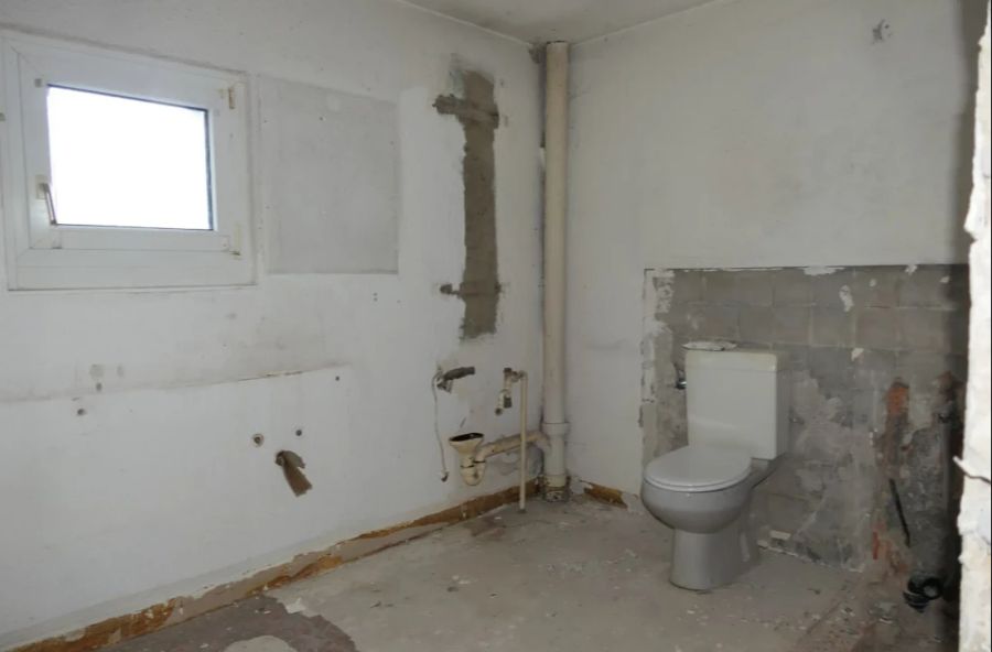 Wer dieses Haus kauft, muss viel Arbeit investieren, bevor es bewohnbar ist.