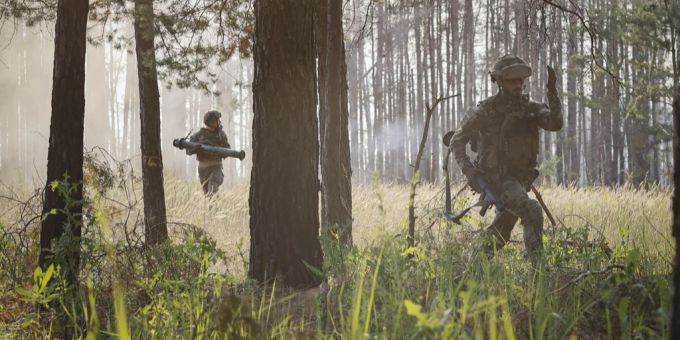Ukrainische Soldaten arbeiten während eines Kampfeinsatzes an der Frontlinie in der Nähe von Kreminna, Region Luhansk, Ukraine, Donnerstag, 8. Juni 2023. Ukraine-Krieg Gegenoffensive