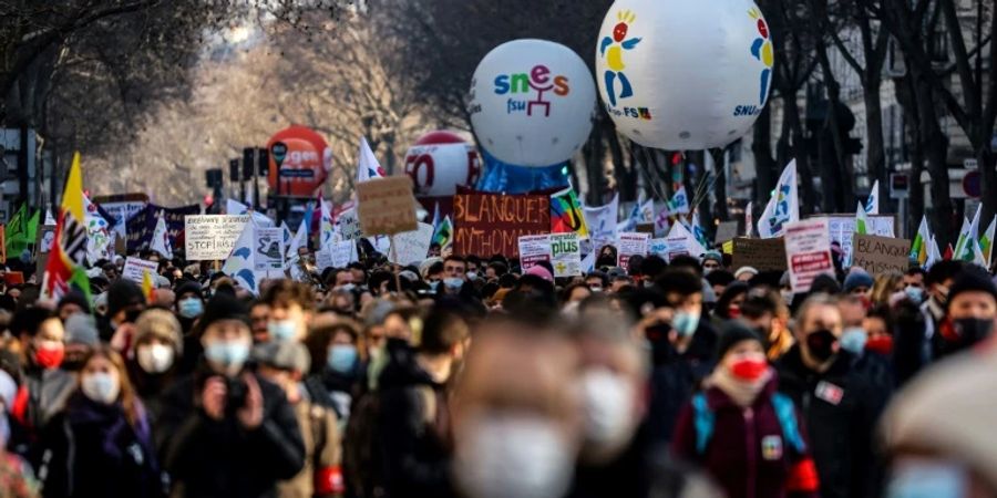 Proteste in Paris gegen die Corona-Politik für Schulen