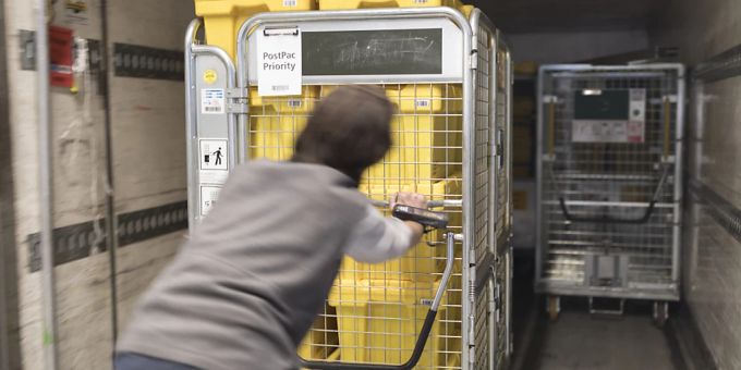 Ein Angestellter der Post belädt einen Lastwagen mit pharmazeutischen Produkten.(Symbolbild) Pharma