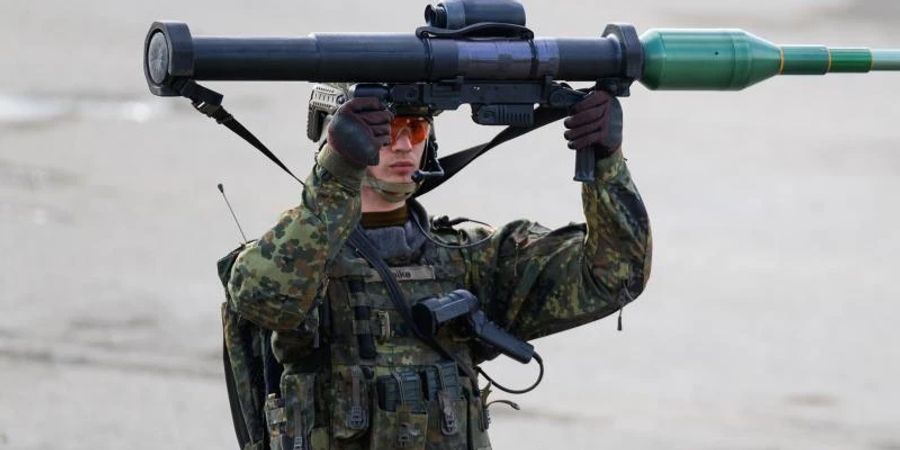 Ein Soldat der Bundeswehr hält während einer Gefechtsvorführung die Panzerfaust 3 in die Luft. Foto: Philipp Schulze/dpa