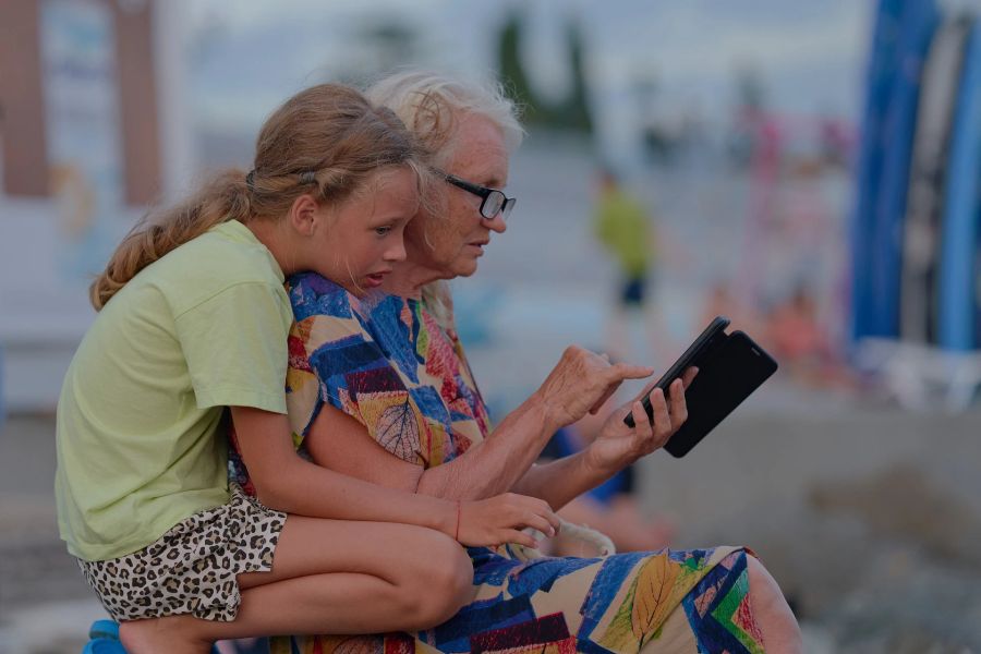 Mädchen alte Frau Smartphone