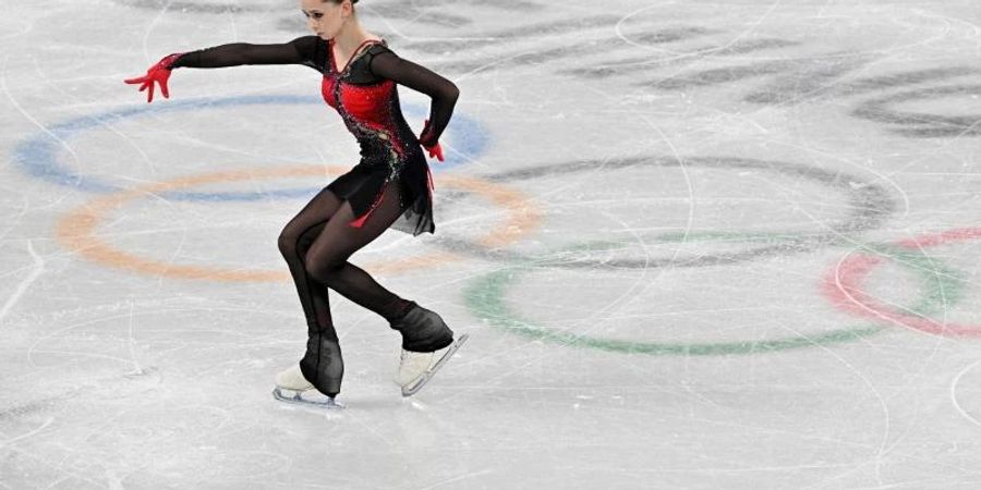 Sollte die russische Eiskunstläuferin Kamila Walijewa bei den Winterspielen in Peking eine weitere Medaille gewinnen, wird es keine Siegerehrung für sie geben. Foto: Peter Kneffel/dpa