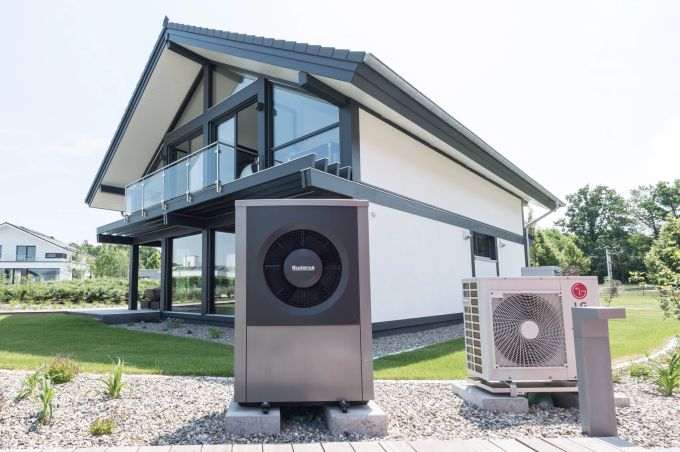 Wärmepumpen sind in privaten Neubauten der neue Heizungsstandard. Für Altbauen sind sie aber noch nicht immer das Richtige. Neubau Haus Garten Wärmepumpe