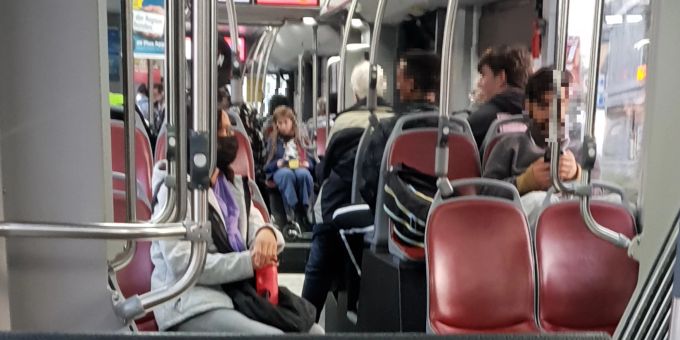 Pflicht bis Ende März - Berner lassen die Maske im Bus schon fallen