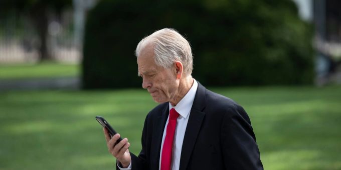 Peter Navarro, damals Handelsberater von US-Präsident Donald Trump, vor einem Fernsehinterview am Weissen Haus. donald trump peter navarro