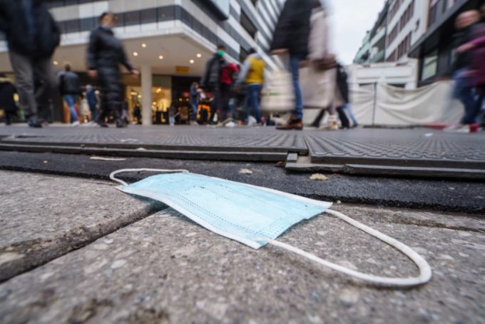 Die vielen Neuansteckungen mit Omikron veranlassten Regierungen dazu, die Massnahmen wieder zu verschärfen. coronavirus