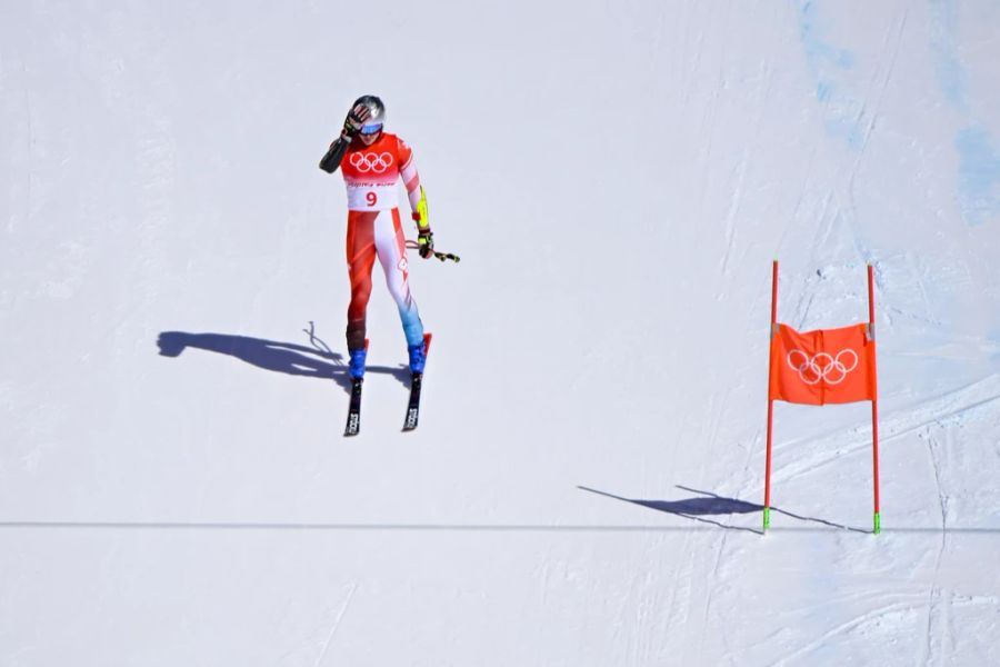 Marco Odermatt kann es kaum fassen: Beim Super-G scheidet der Top-Favorit aus.