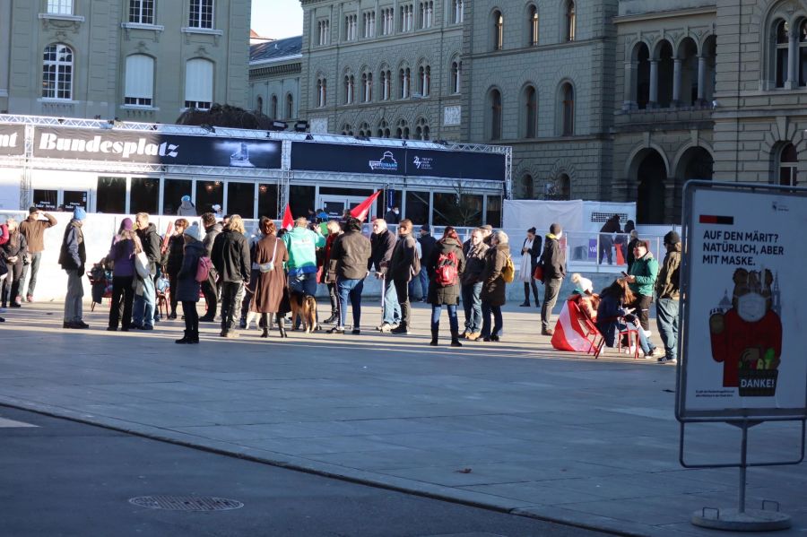 Um 16.30 Uhr hatten sich ungefähr 30 Personen vor dem Bundeshaus versammelt.