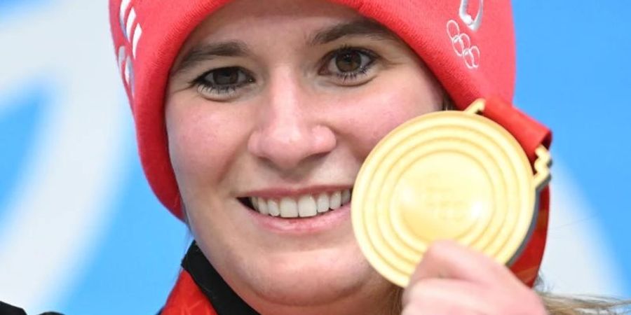 Natalie Geisenberger mit ihrer Goldmedaille. Foto: Robert Michael/dpa-Zentralbild/dpa
